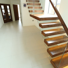 Zwevende trap met vrijdragende glas balustrade ZWT05