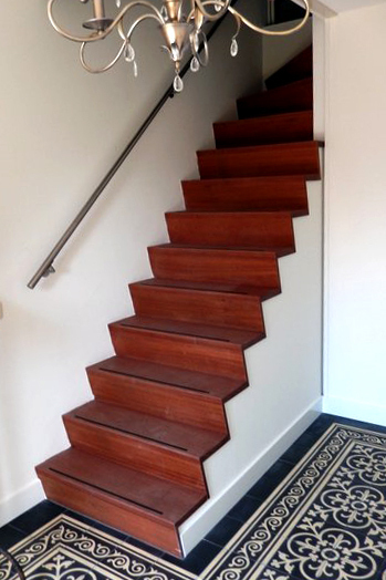 Moderne keepboomtrap met hout STT01