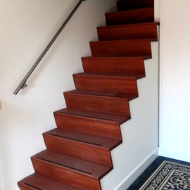 Moderne keepboomtrap met hout STT01