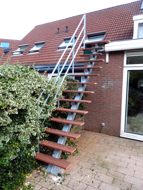 Middenboomtrap met houten treden BVT31