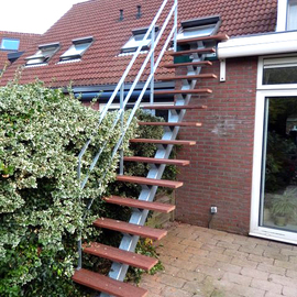 Middenboomtrap met houten treden BVT31