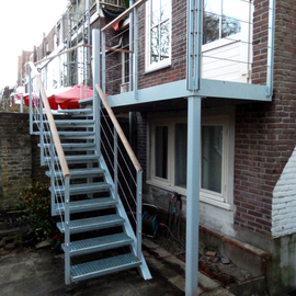 Industrial look buitentrap naar balkon BVT32