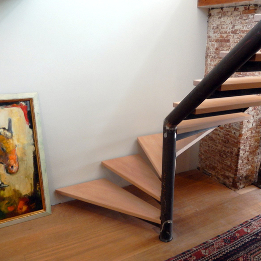 Zwart stalen trap met houten treden DT40
