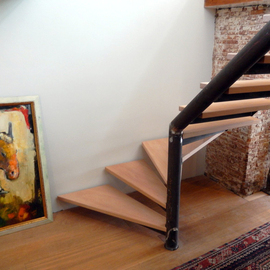 Zwart stalen trap met houten treden DT40