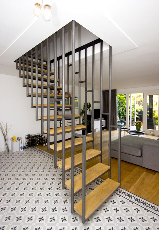 Hangende blauw stalen trap met houten treden DT41