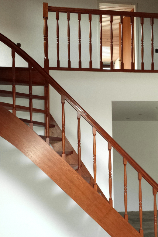 Houten trap met bewerkte spijlen ST46