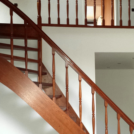 Houten trap met bewerkte spijlen ST46