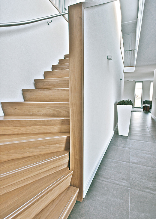 Moderne houten keepboomtrap ST48