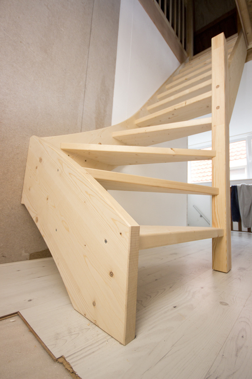 Moderne houten zoldertrap met spijlen ST63