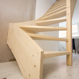 Moderne houten zoldertrap met spijlen ST63