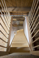 Moderne houten zoldertrap met spijlen ST63