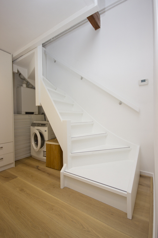 Witte houten kwartslag trap ST64