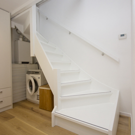 Witte houten kwartslag trap ST64