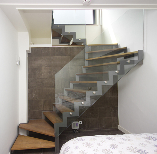 Muizentrap houten treden en vrijdragende glazen balustrades BT03