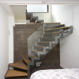 Muizentrap houten treden en vrijdragende glazen balustrades BT03