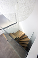 Muizentrap houten treden en vrijdragende glazen balustrades BT03