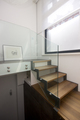 Muizentrap houten treden en vrijdragende glazen balustrades BT03