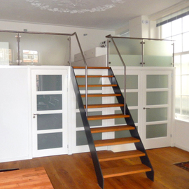 Balustrade van melkglas met rvs staanders BAL44