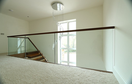 Vrijdragende glazen balustrade met houten reling BAL46