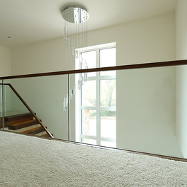 Vrijdragende glazen balustrade met houten reling BAL46