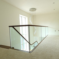 Vrijdragende glazen balustrade met houten reling BAL46
