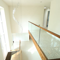 Vrijdragende glazen balustrade met houten reling BAL46