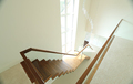 Vrijdragende glazen balustrade met houten reling BAL46