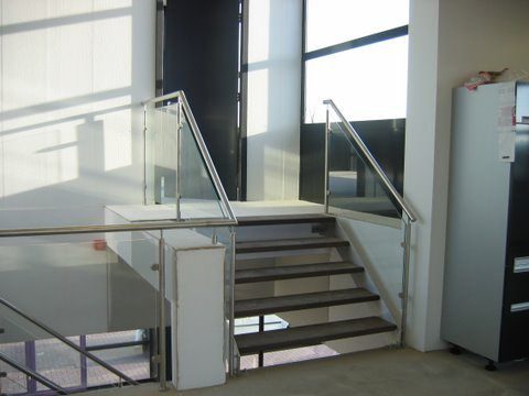 Vrijdragende glazen balustrade met rvs reling BAL47