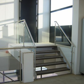 Vrijdragende glazen balustrade met rvs reling BAL47