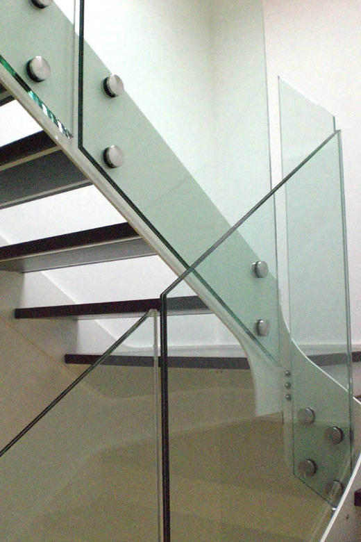 Vrijdragende glasbalustrade op trap BAL51