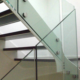Vrijdragende glasbalustrade op trap BAL51
