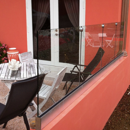 Vrijdragende glasbalustrade op patio BAL52