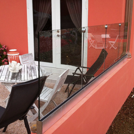 Vrijdragende glasbalustrade op patio BAL52
