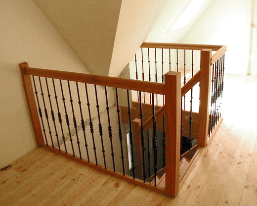 Houten balustrade met zwarte stalen spijlen BAL59