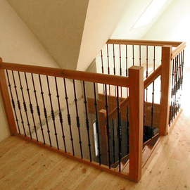 Houten balustrade met zwarte stalen spijlen BAL59