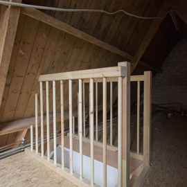 Simpele houten balustrade met verticale spijlen BAL63