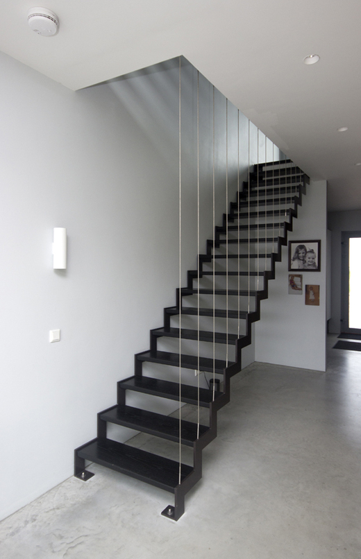 Zwarte designtrap met rvs spankabels MZ46