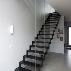 Zwarte designtrap met rvs spankabels MZ46