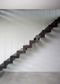 Zwarte designtrap met rvs spankabels MZ46