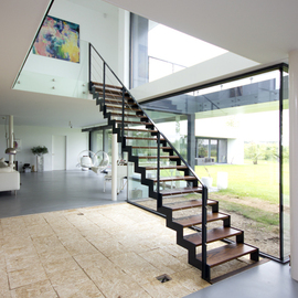 Moderne stalen zigzagtrap MZ51