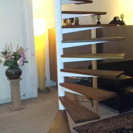 Vrijdragende spiltrap SWT54