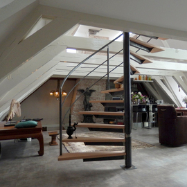 Brede stalen wenteltrap met houten treden SWT67