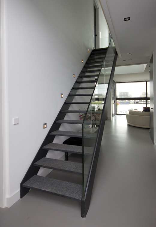 Strakke steektrap met glas balustrade DT56