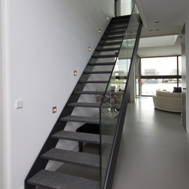 Strakke steektrap met glas balustrade DT56