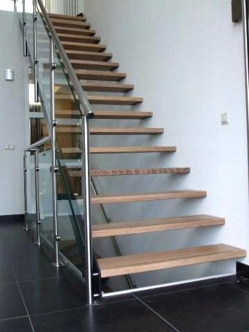 Strakke rechte trap met glazen balustrade DT42