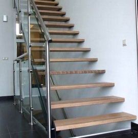 Strakke rechte trap met glazen balustrade DT42