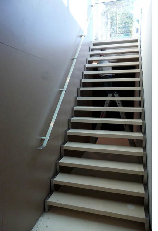 Rechte stalen trap met licht houten treden DT46
