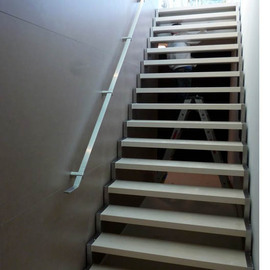 Rechte stalen trap met licht houten treden DT46
