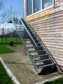Buitentrap met vrijdragende glas balustrades BVT26