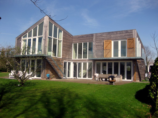 Buitentrap met vrijdragende glas balustrades BVT26